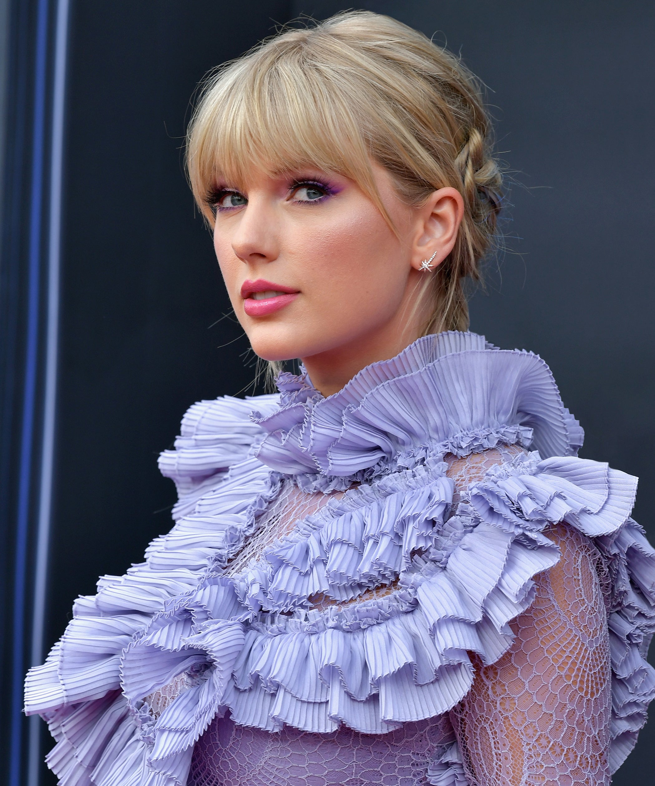 Taylor Swift Wore Curly Bangs At ACM Awards Performance