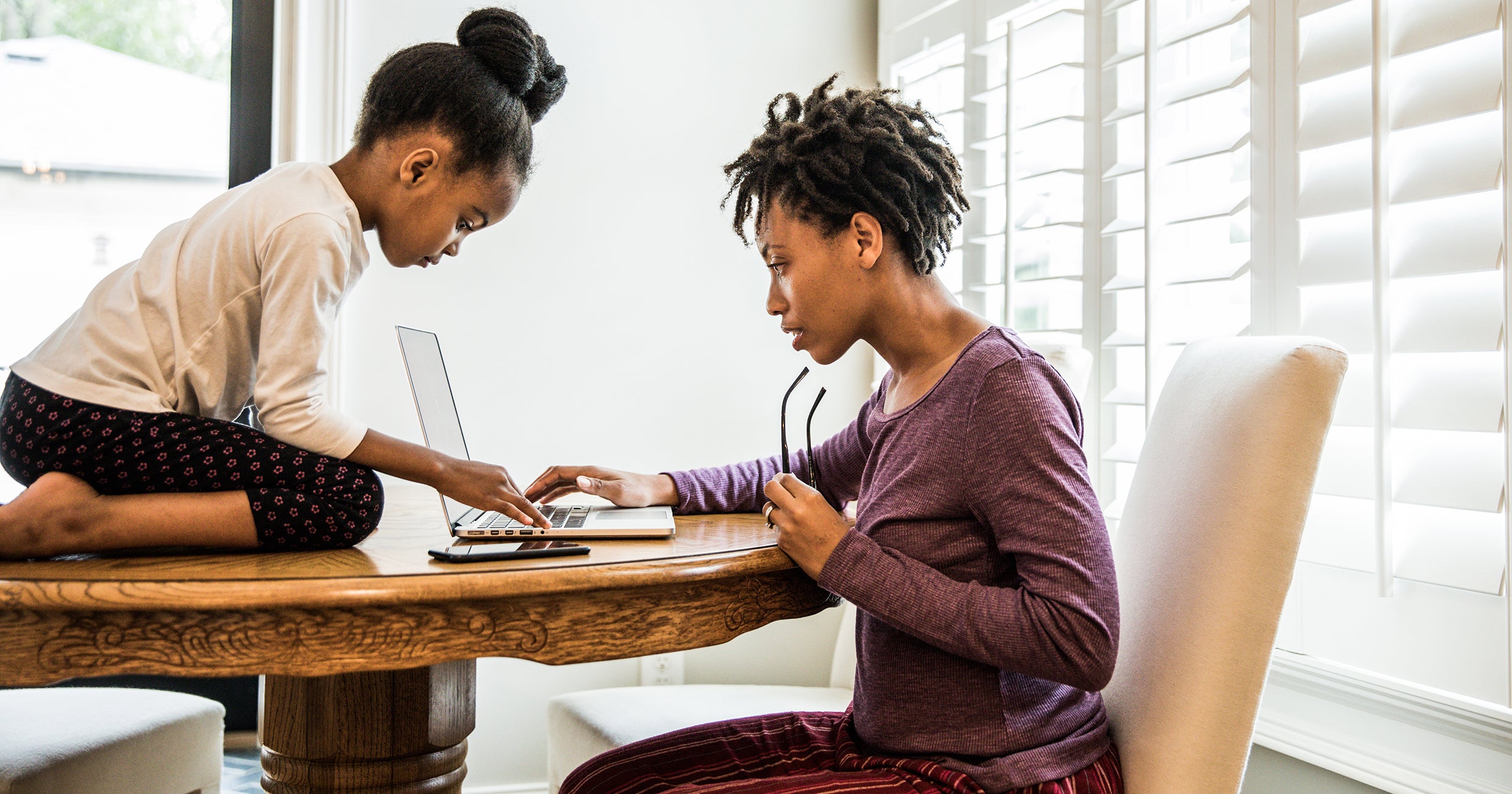 Parents jobs. Работа дома и семья. Make breakfast. Семья за компьютером. Working parents have.