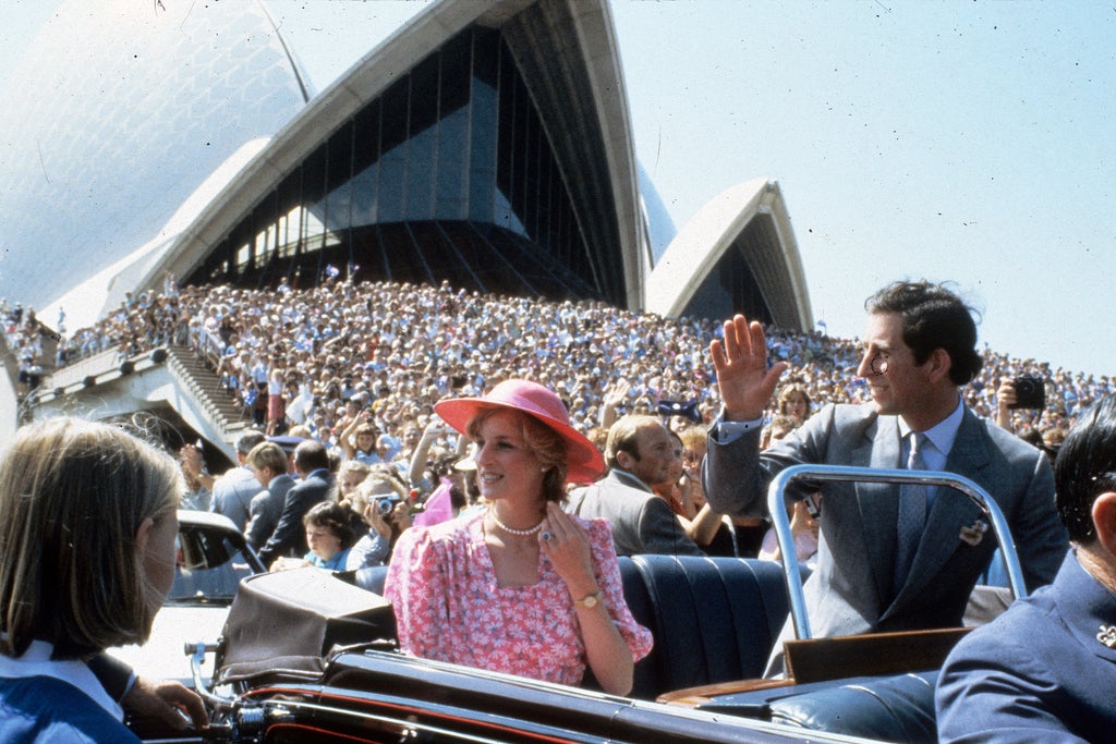 The Crown Meticulously Recreated 8 Famous Photo Ops From Diana’s Australia Tour