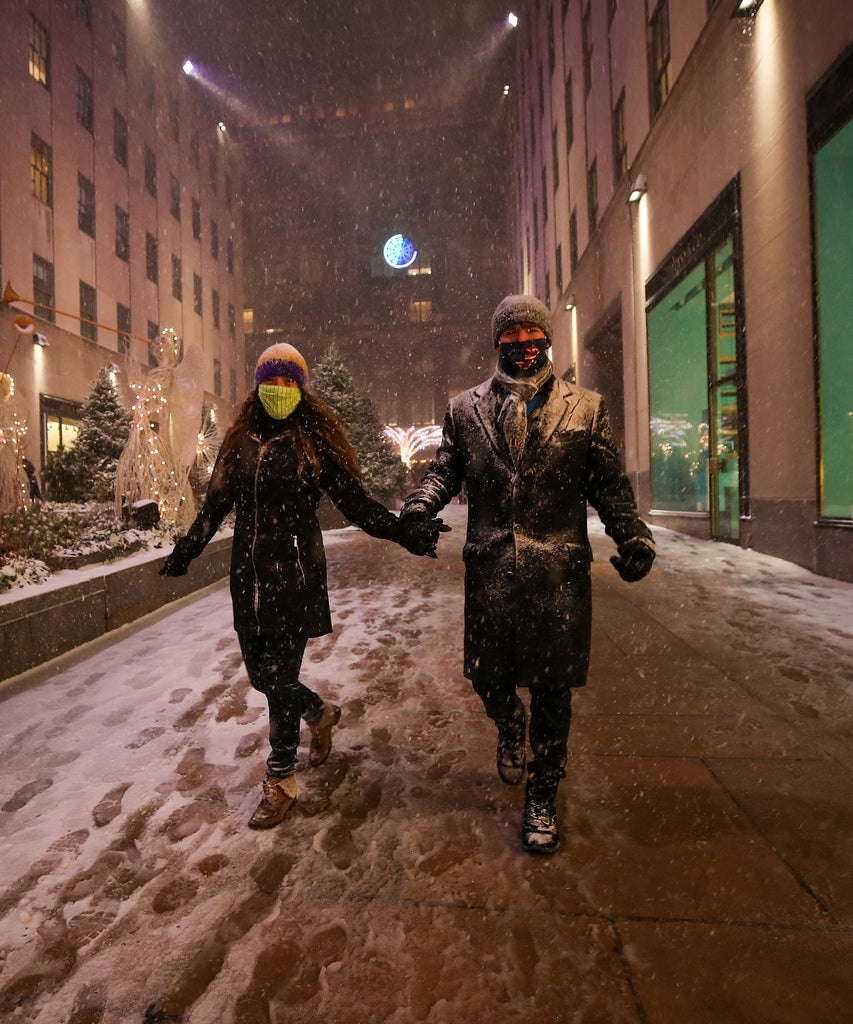 COVID-Friendly Winter Date Ideas That’ll Warm Your Heart & Body