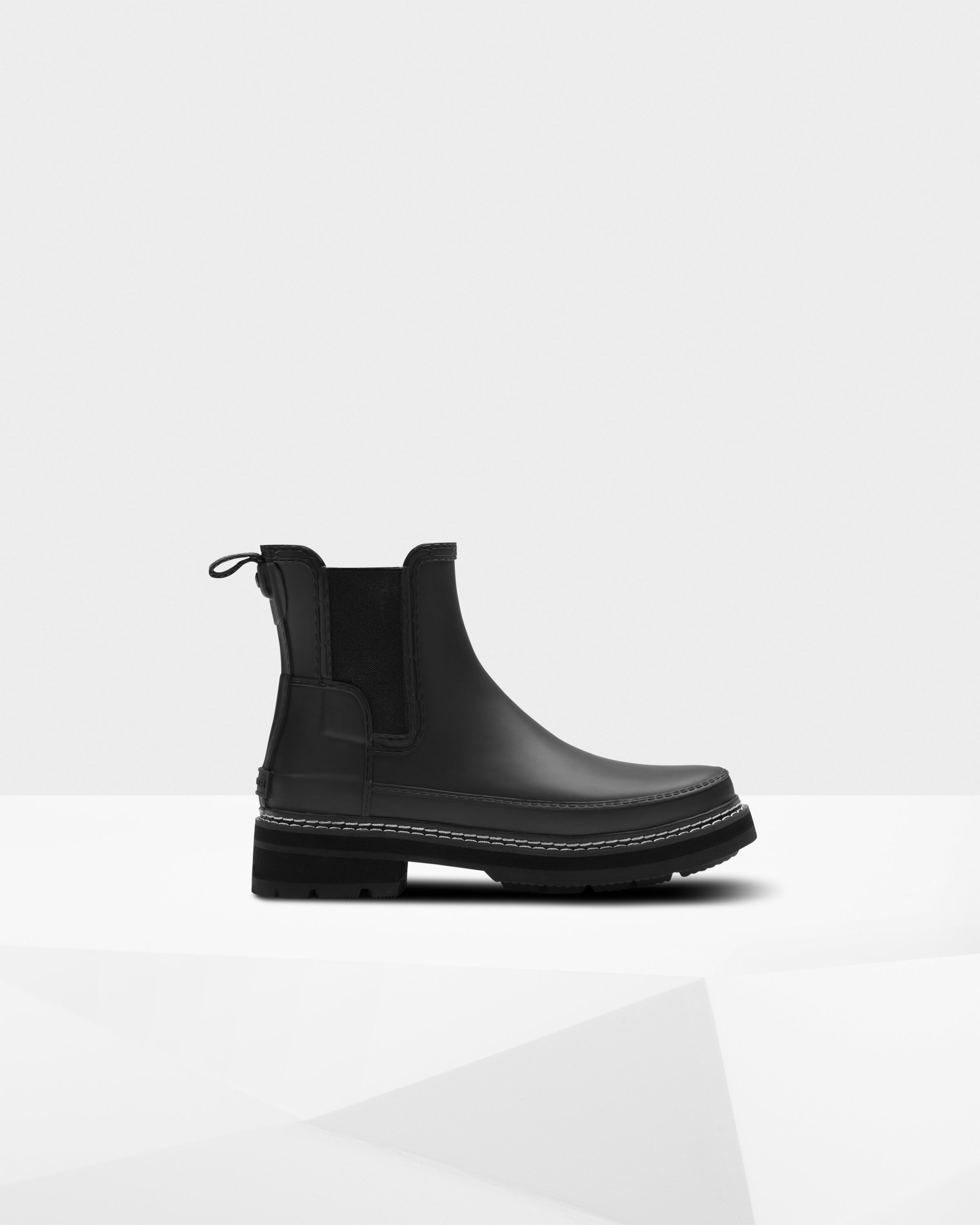 Hunter + Women’s Refined Stitch Detail Chelsea Boots in Black