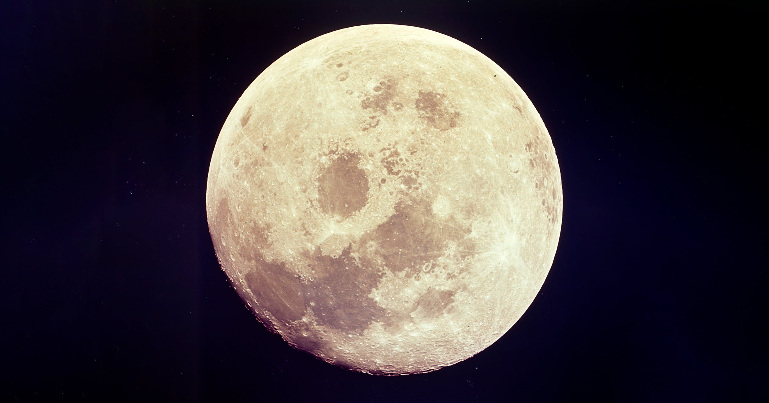 Возрастающая луна в апреле. Луна Celeste. Moon Floor. Тарелка солнце и Луна космос. Like a Full Moon.