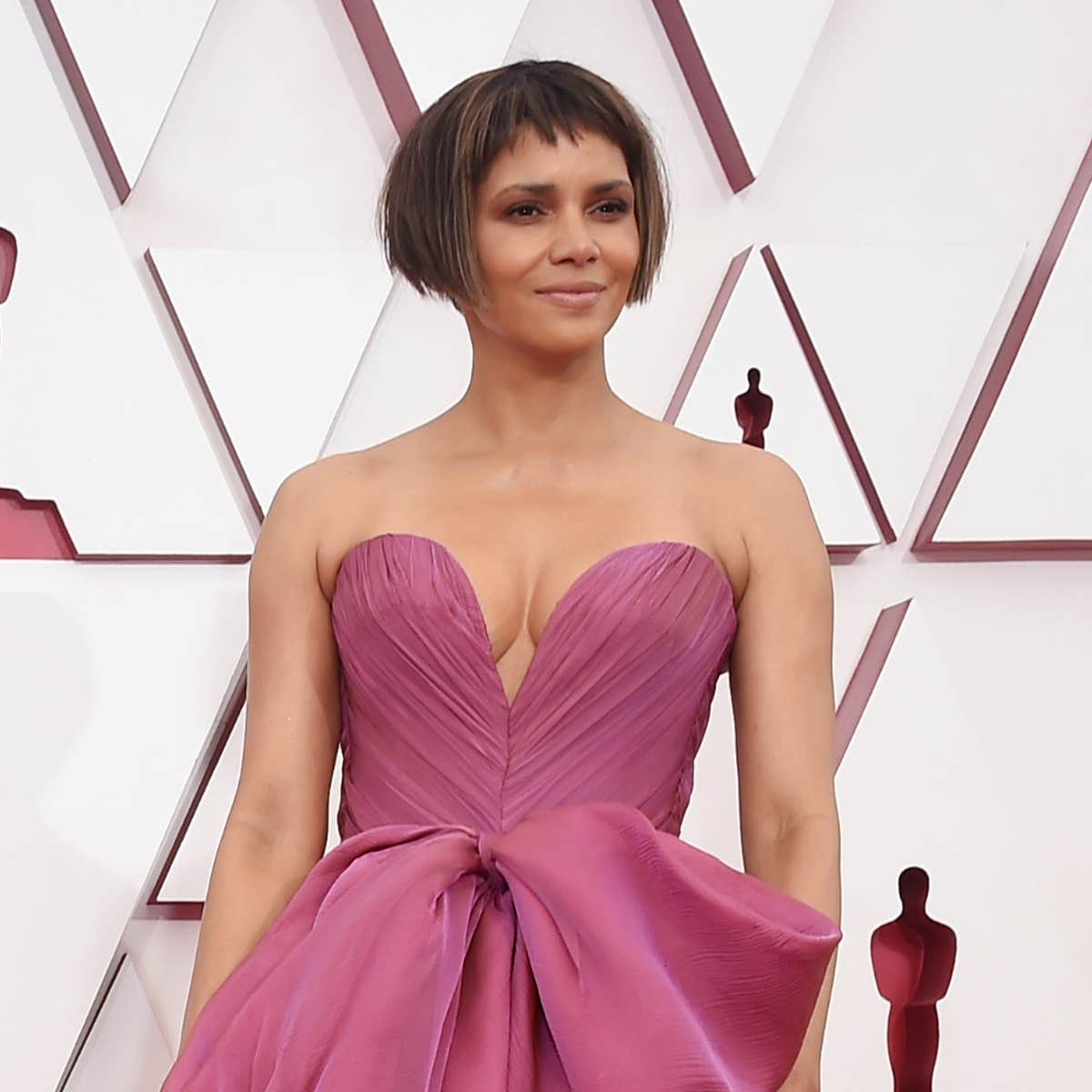 Halle Berry Wears A Short Bob With Bangs To The Oscars Halle Berry Wears A Short Bob With Bangs To The Oscars