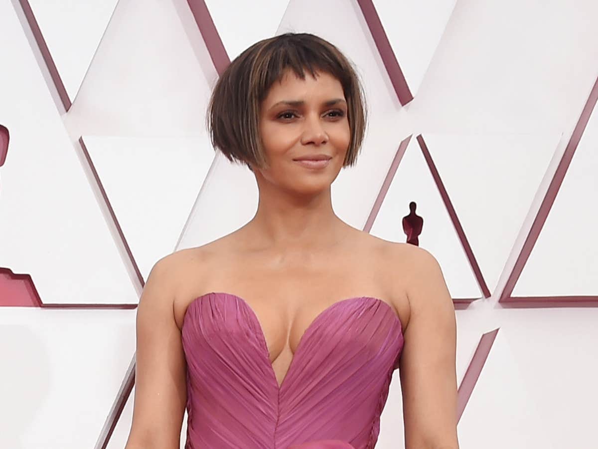Halle Berry Wears A Short Bob With Bangs To The Oscars Halle Berry Wears A Short Bob With Bangs To The Oscars