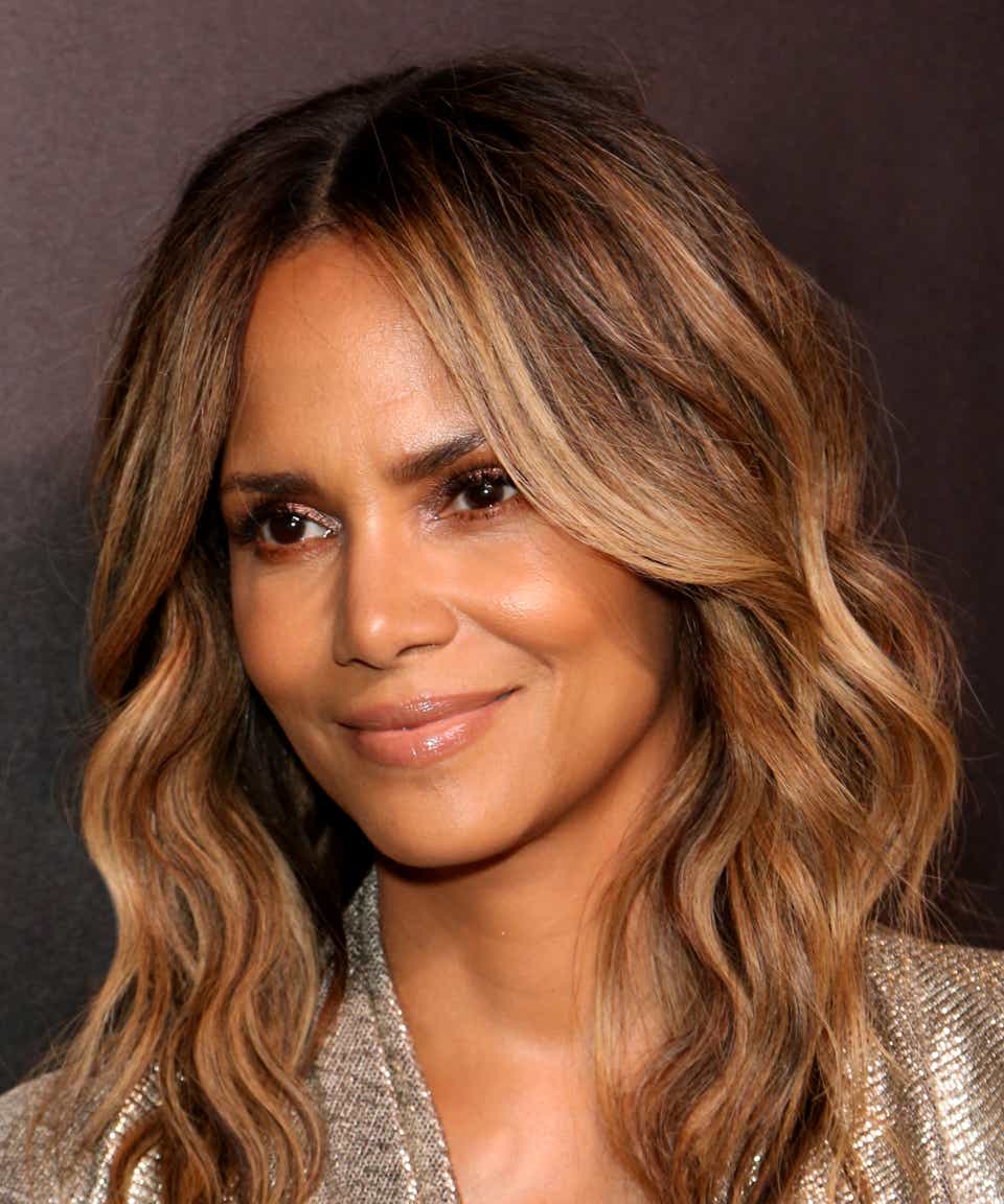 Halle Berry Wears A Short Bob With Bangs To The Oscars Halle Berry Wears A Short Bob With Bangs To The Oscars