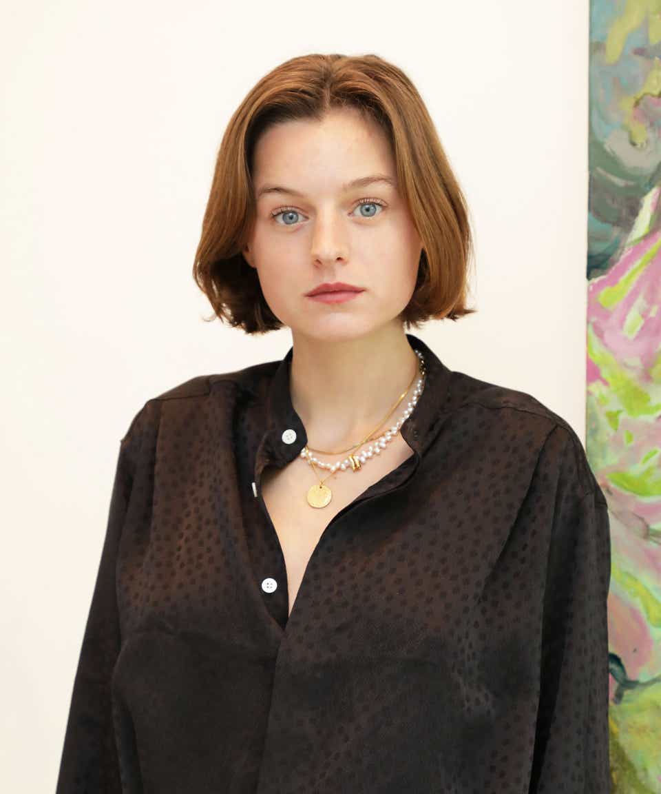 Emma Corrin Just Got Short Hair & Blonde Curtain Bangs Emma Corrin Just Got Short Hair & Blonde Curtain Bangs