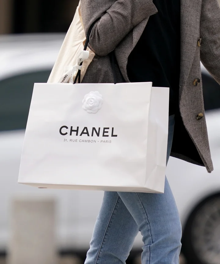 white chanel shopping bag