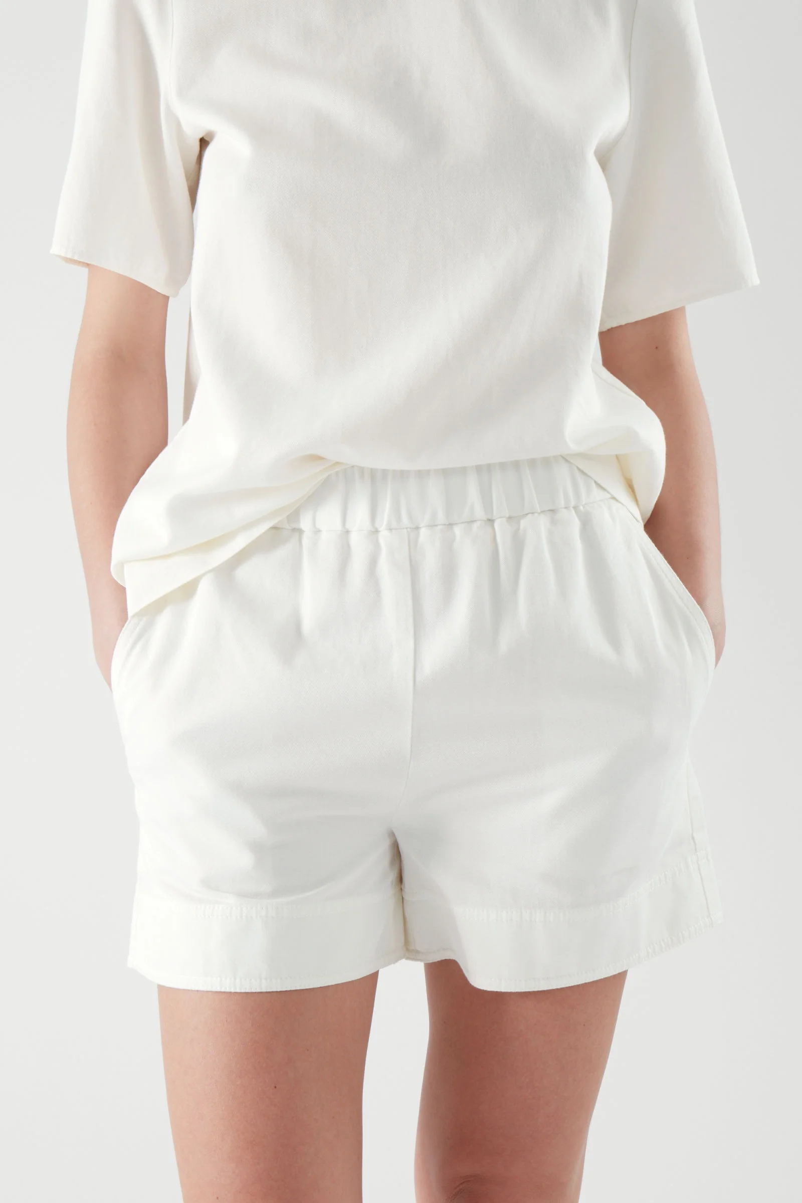 velstand Gulerod Korridor COS + Cotton-linen Shorts