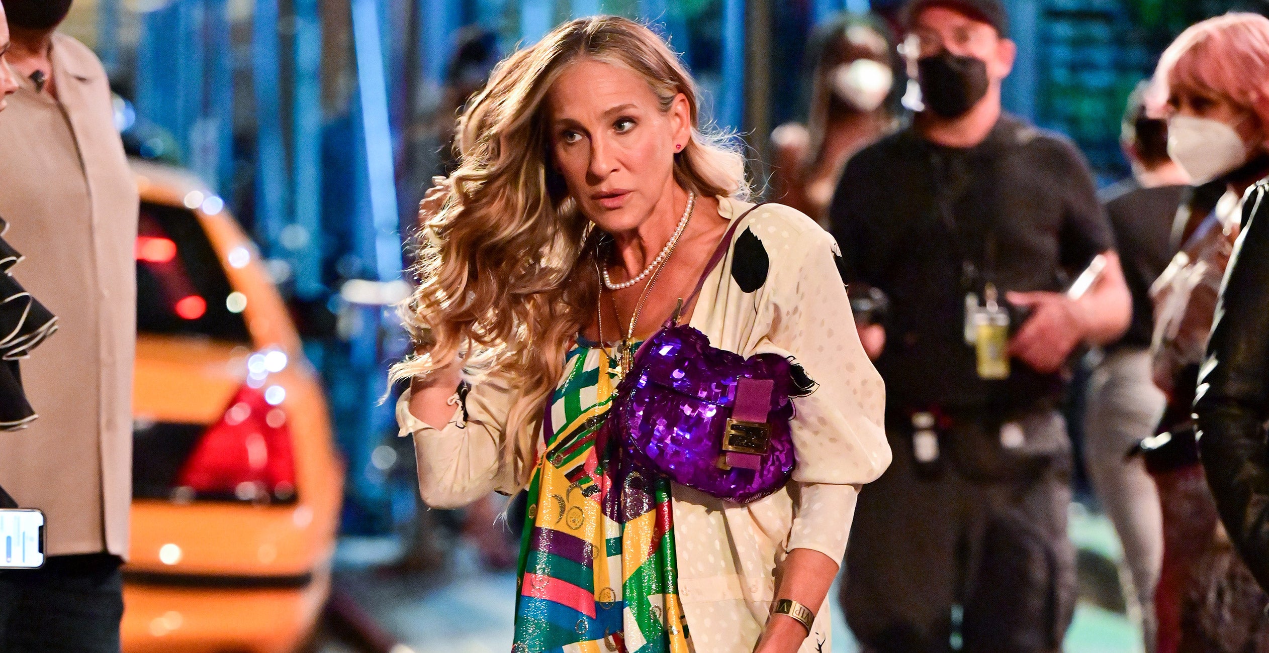 Carrie Bradshaw Fendi Baguette Is Back On SATC Reboot pic