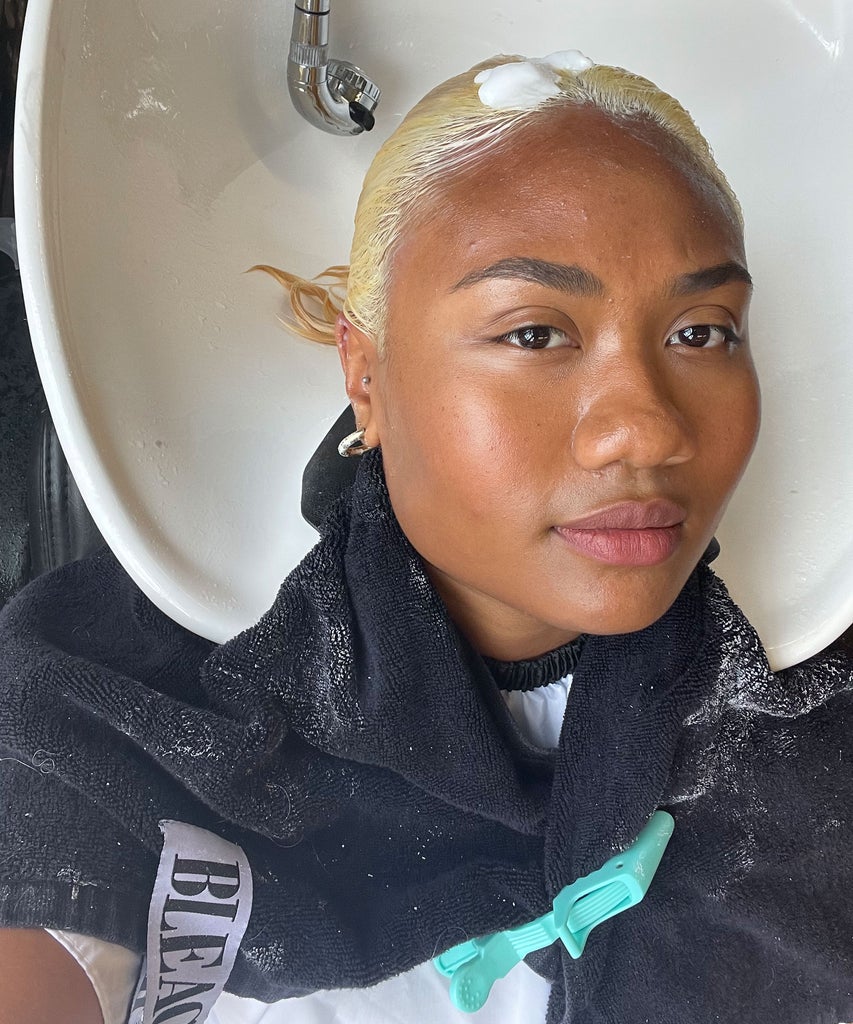 Wie du deine Locken blondierst, ohne ihnen zu schaden Wie du deine Locken blondierst, ohne ihnen zu schaden