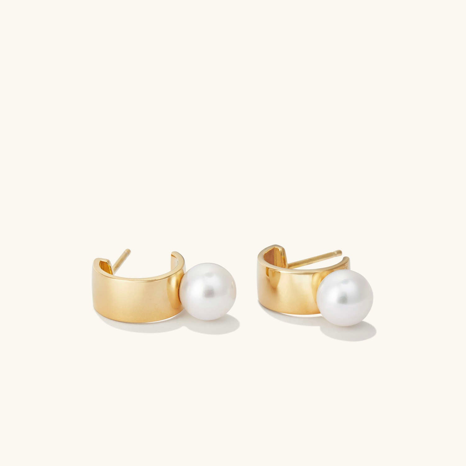 【オシャレ】MEJURI メジュリ Bold Pearl Huggies ピアス Mejuri + Bold Pearl Huggies