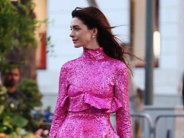 Anne Hathaway is seen arriving at the Valentino haute couture fall/winter 22/23 fashion show on July 08, at Piazza Di Spagna 2022 in Rome, Italy.