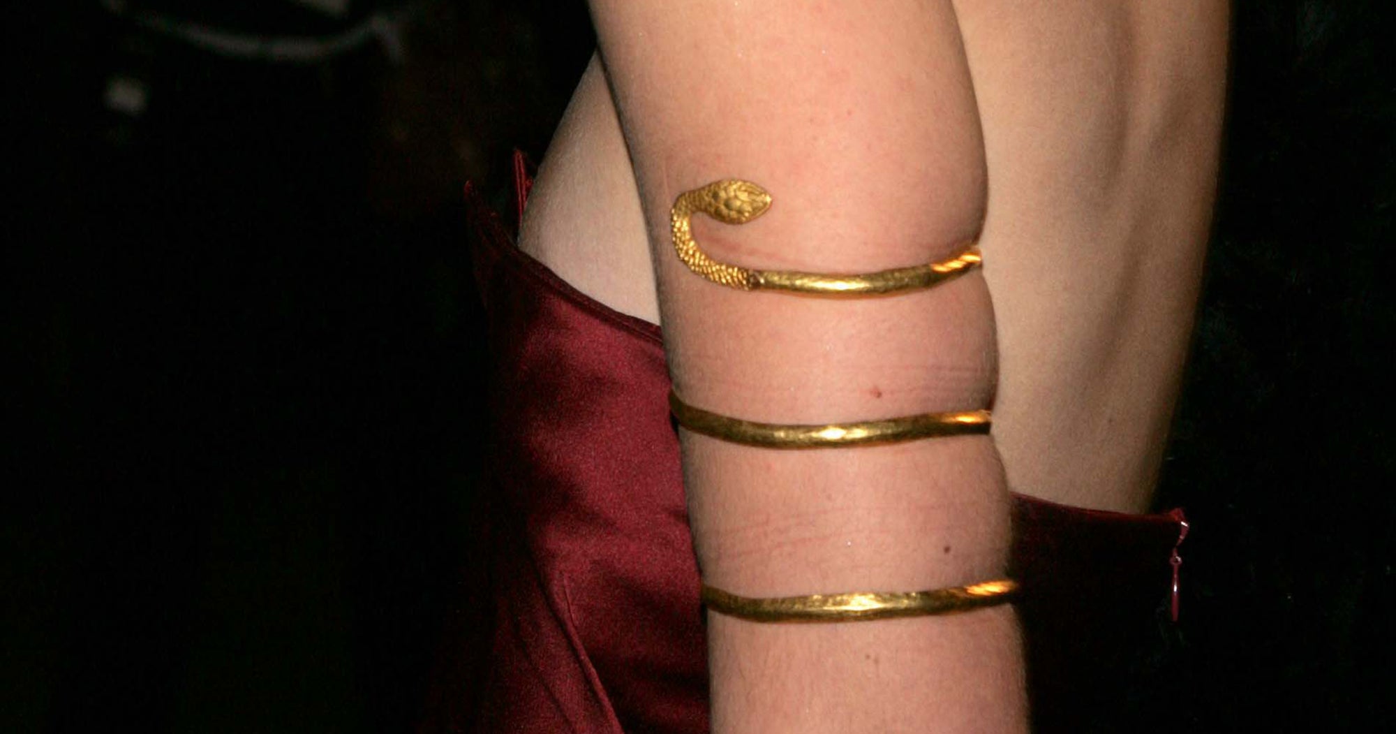 How Do You Wear The Arm Cuff Y2k Jewelry Trend? Tips How Do You Wear The Arm Cuff Y2k Jewelry Trend? Tips