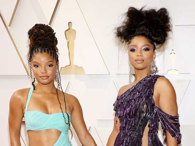 HOLLYWOOD, CALIFORNIA - MARCH 27: (L-R) Halle Bailey and Chloe Bailey attend the 94th Annual Academy Awards at Hollywood and Highland on March 27, 2022 in Hollywood, California. (Photo by Mike Coppola/Getty Images)
