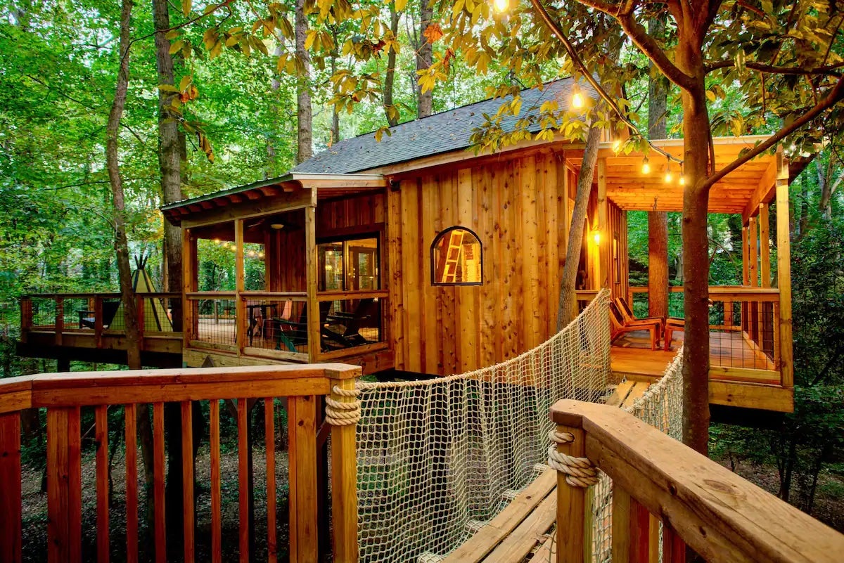 16 Best Treehouse Airbnbs To Book For Fall 2022 pic