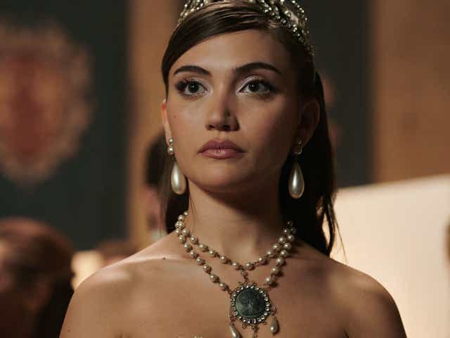 Daniela Nieves as Lissa Dragomir in Vampire Academy.