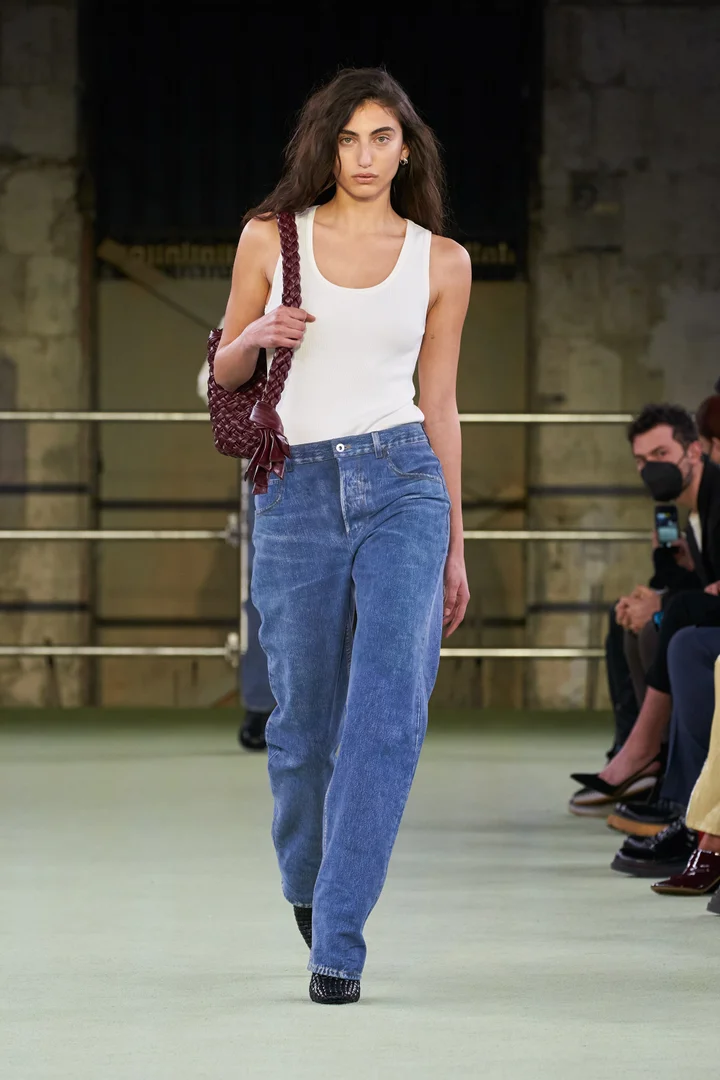5 On Trend Blue Jeans White Shirt Outfits For Fall 2022