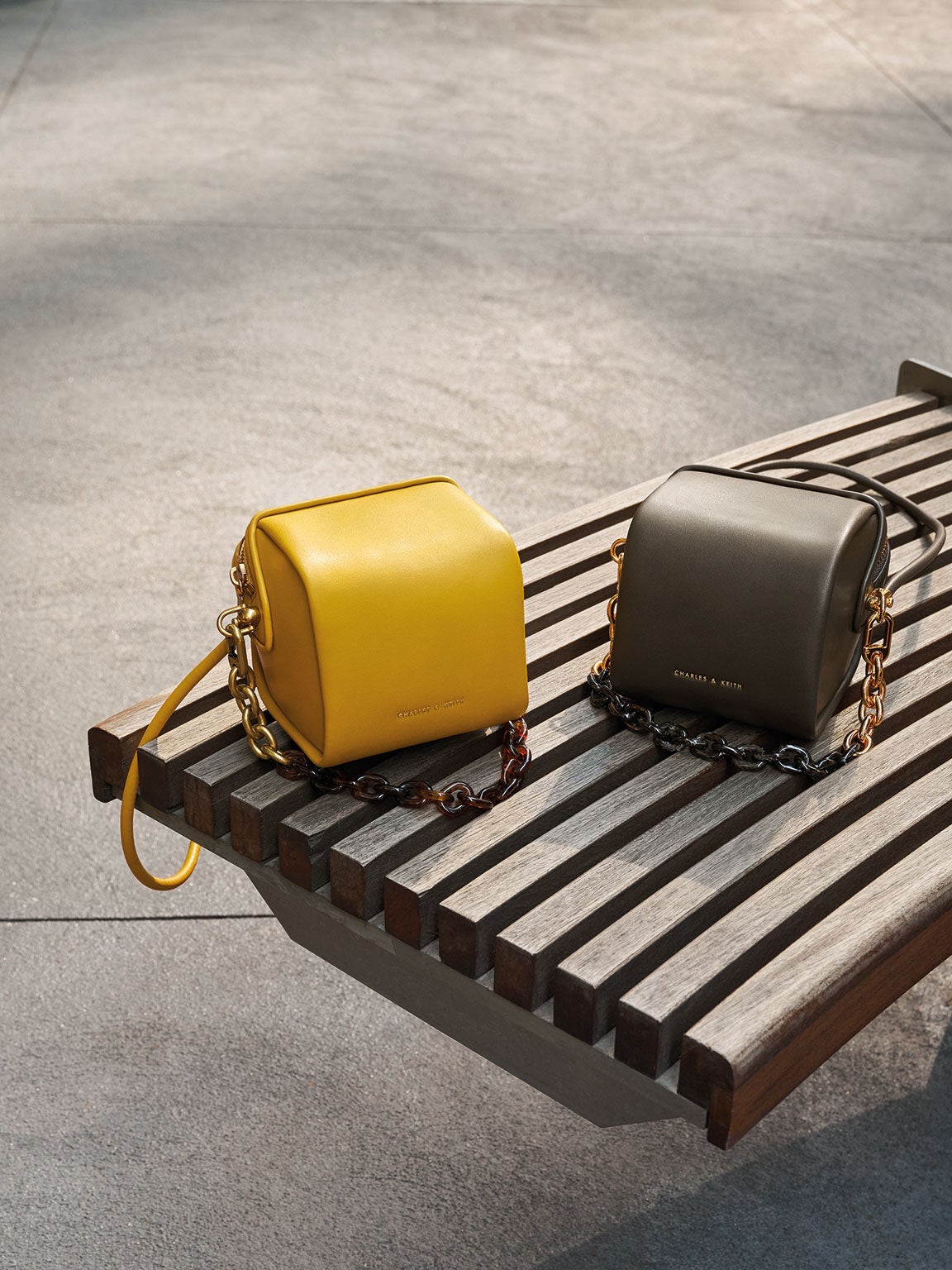 CHARLES & KEITH◇Double Chain Link Crossbody Bag◇送料込 CHARLES & KEITH◇Double Chain Link Crossbody Bag◇送料込