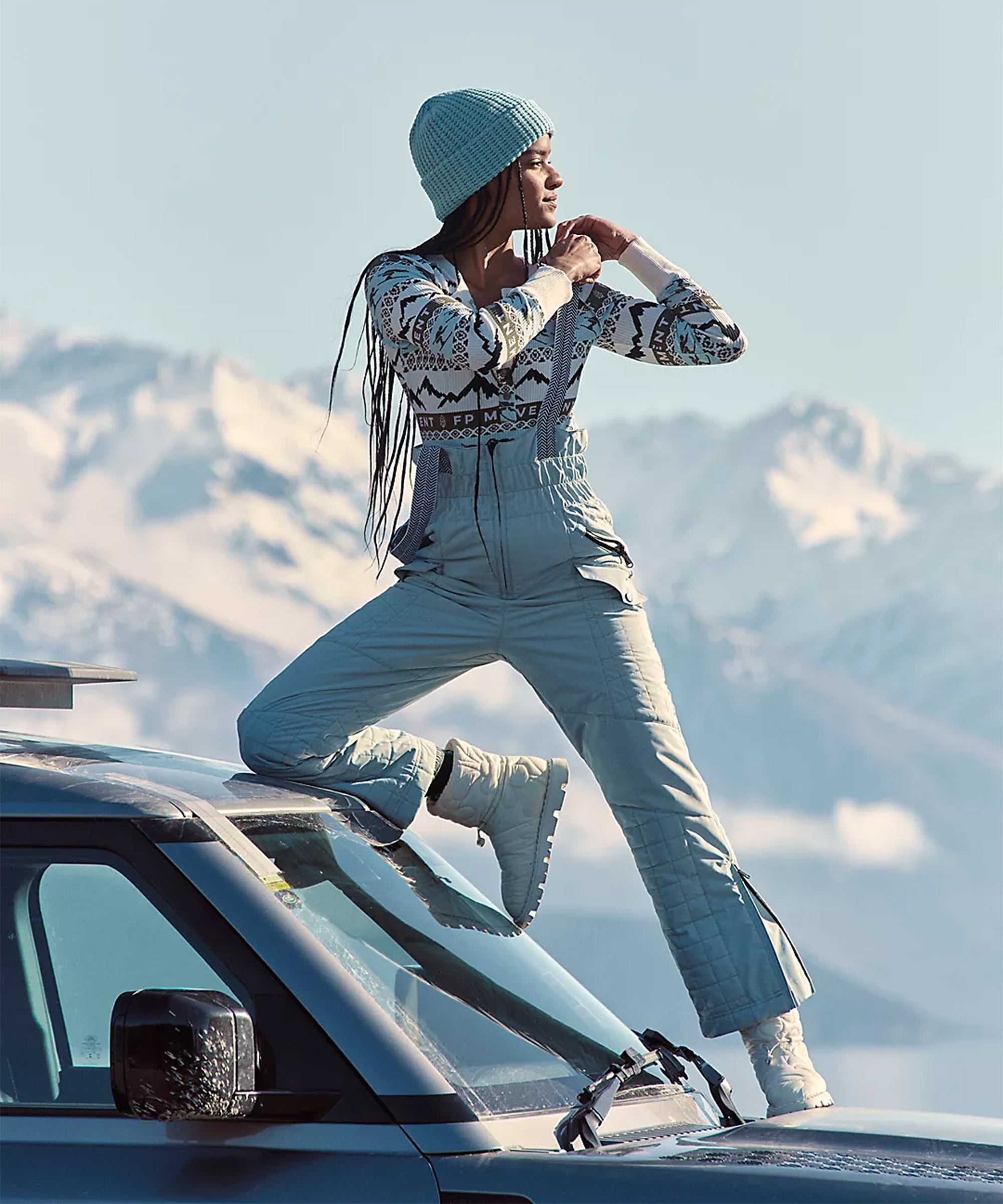 What to Wear Skiing for Winter 2022 - 10 Apre Ski Outfits to Wear