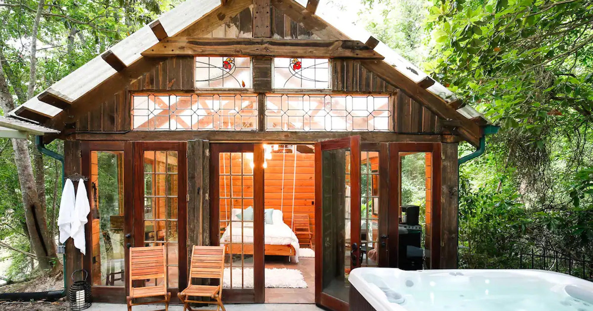 Best Airbnb Rentals With Hot Tubs, Jacuzzi, Saunas 2023