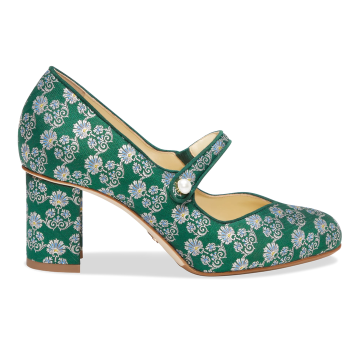 Jakar desenli, topuklu bir Mary-Jane.