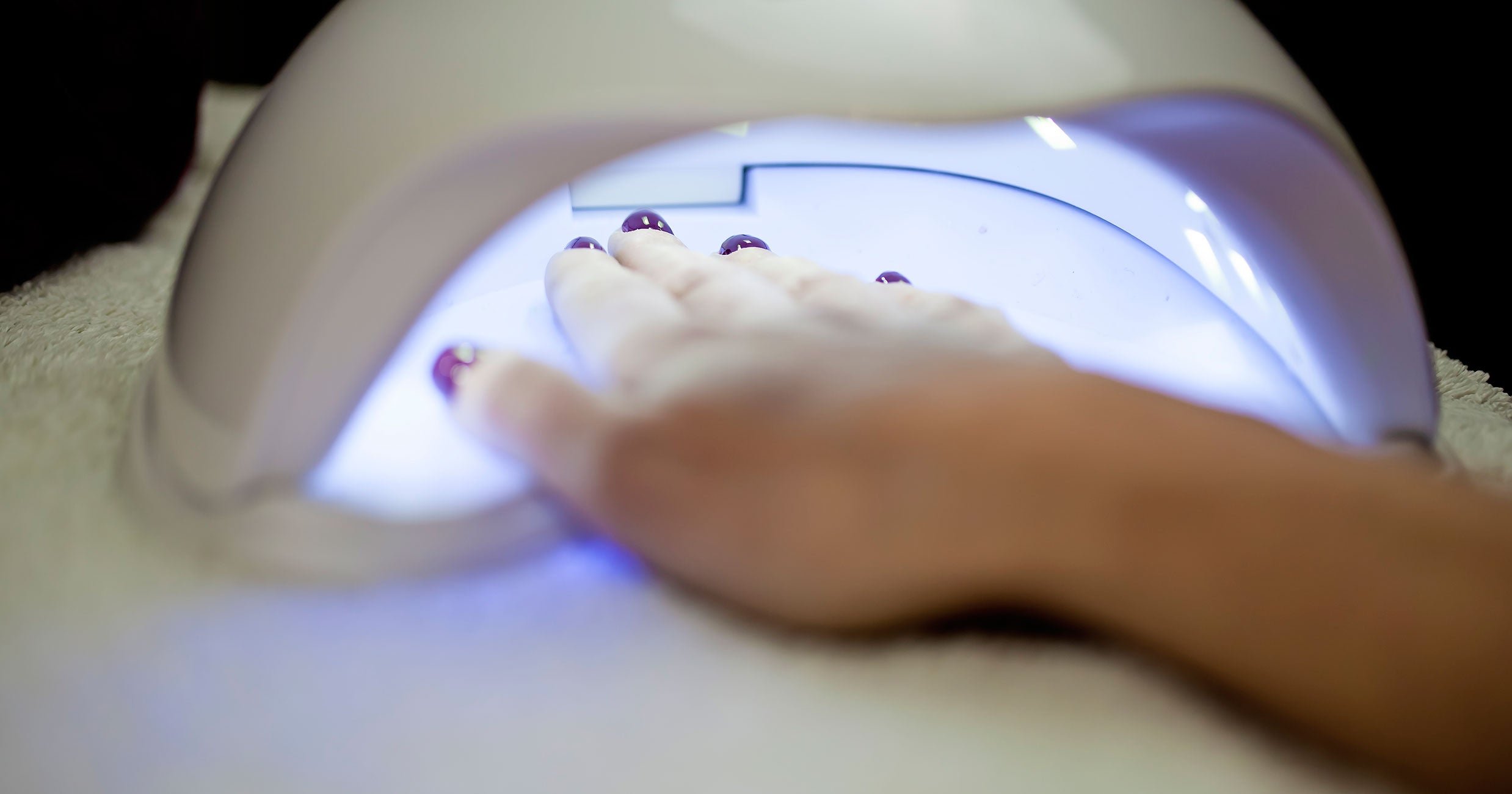Latter trone binær Are Gel Manicures Dangerous? New Study On UV Lamp Risks