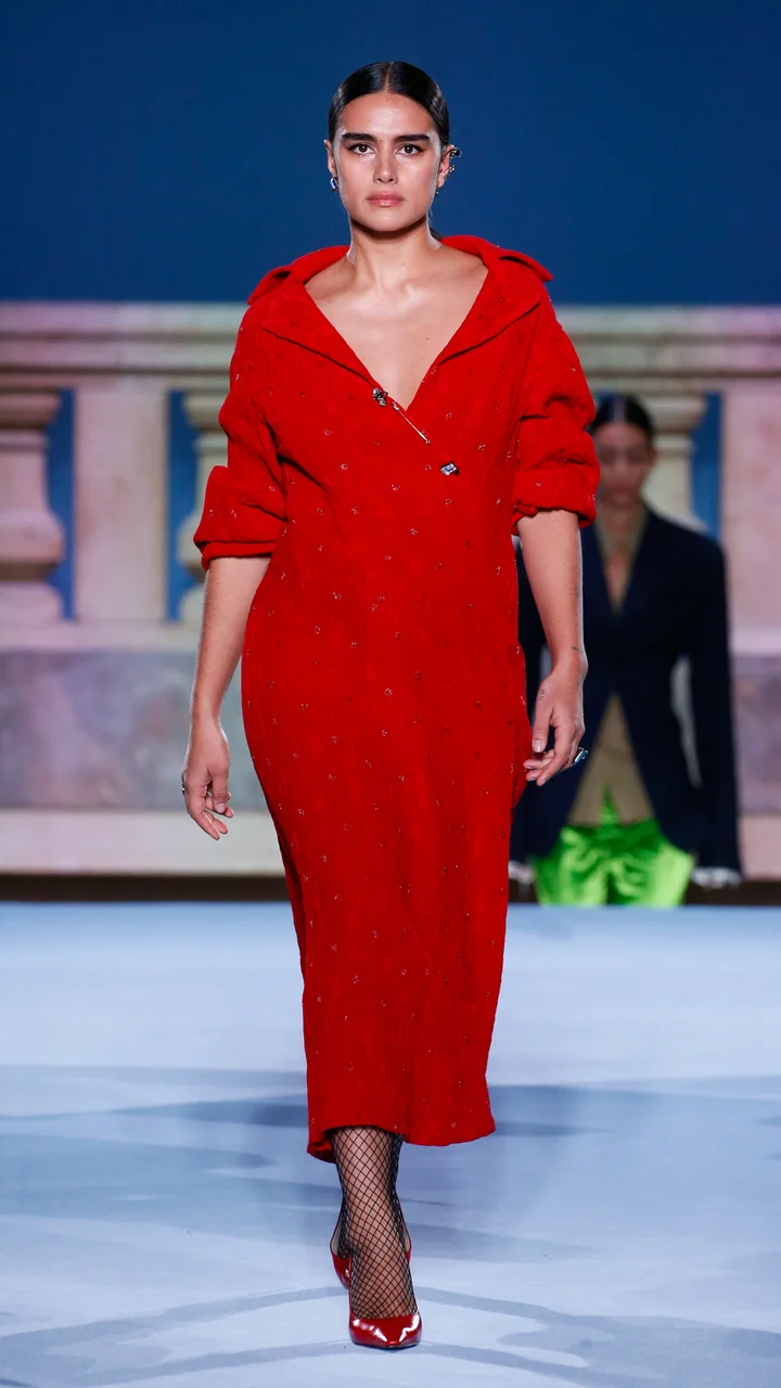 Jill Kortleve wearing a red dress on the Tory Burch Fall 2023 runway.