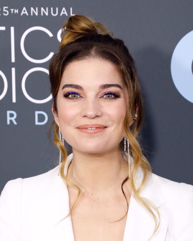 Annie Murphy Has The Best Beauty Tips For Gargoyles Who Live In Caves