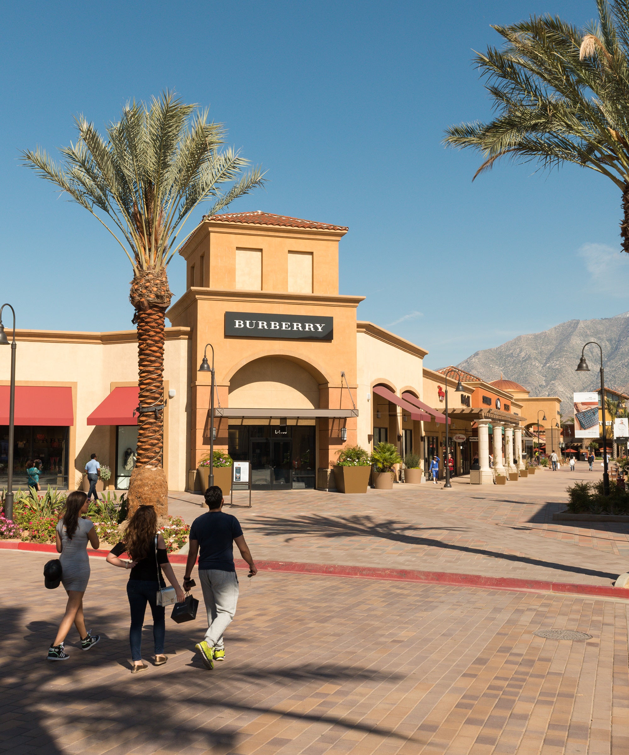 Luxury Department Store Outlet Leaving Woodbury Common