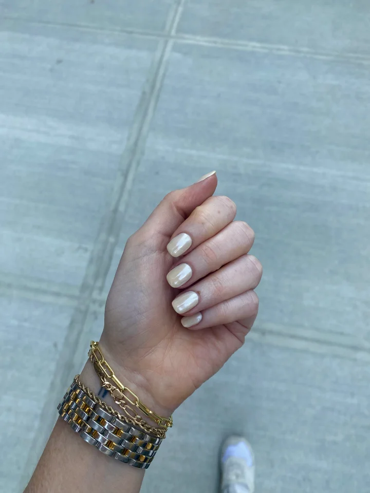 Vanilla Chrome Nails: Next Shiny Summer Manicure Trend