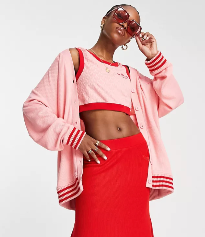 Originals adicolor cropped discount hoodie in pink