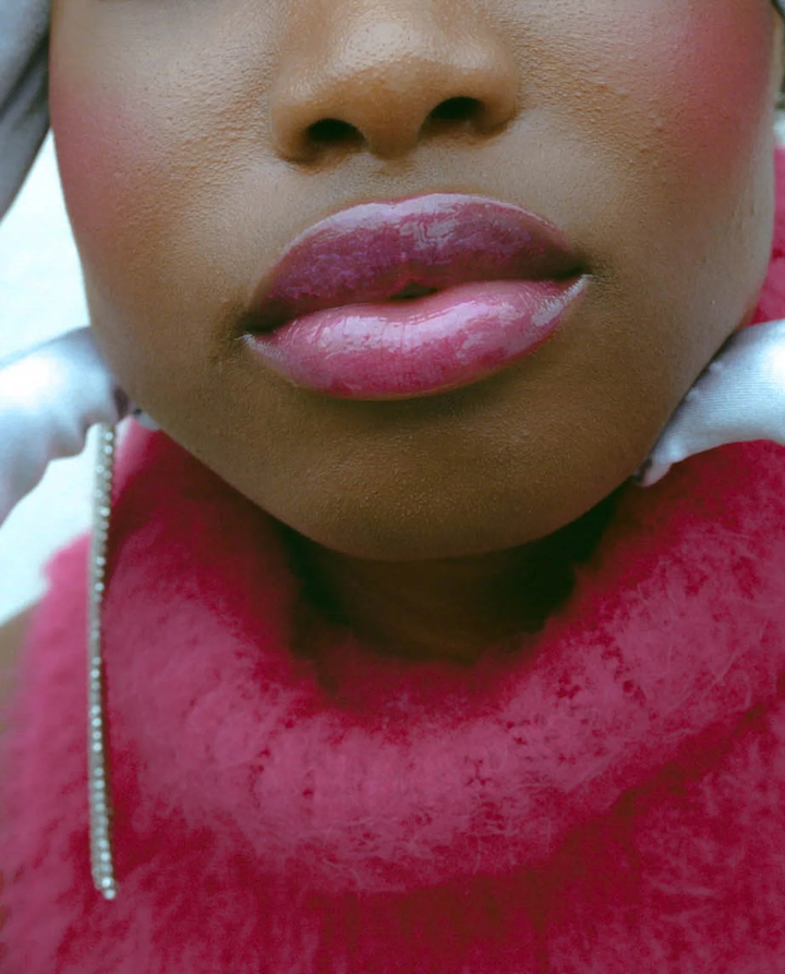 Foto de perfect woman's body hair Lips close up in a pink evening
