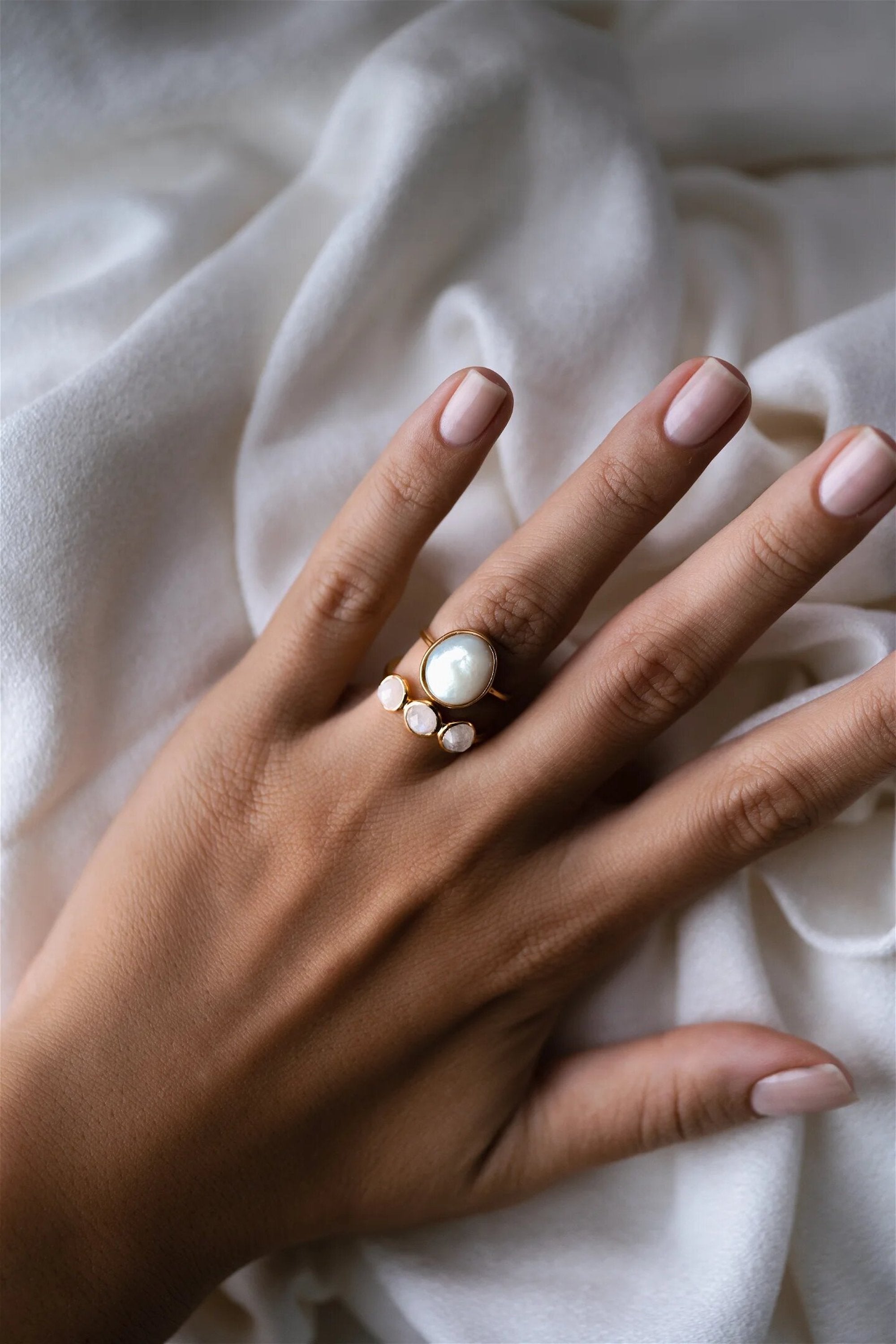 Premium PSD | Luxury white pearl gold ring isolated on a transparent  background