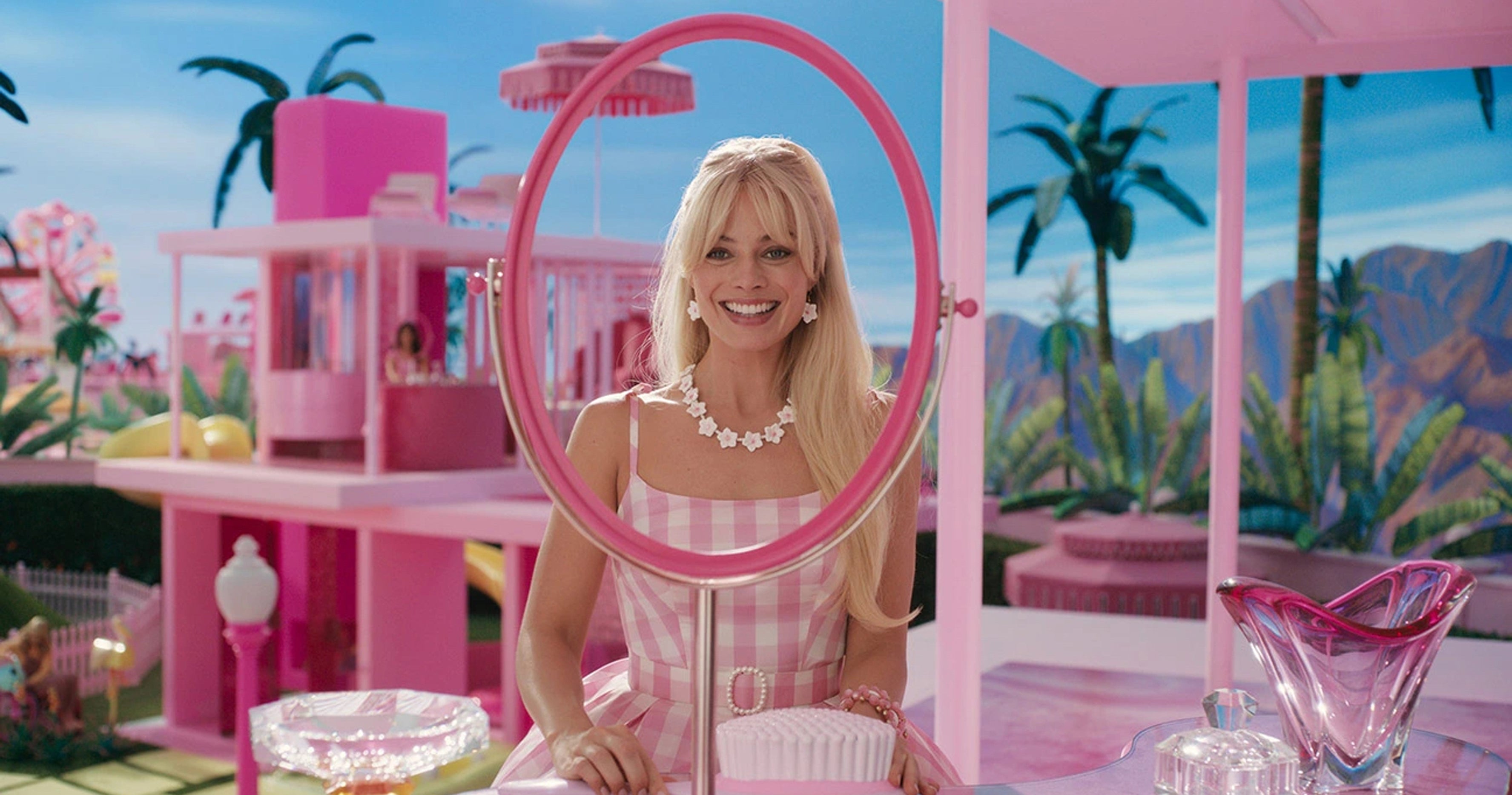 Barbie The Movie Doll, Margot Robbie as Barbie, Collectible Doll Wearing  Pink and White Gingham Dress with Daisy Chain Necklace for 6 years and up