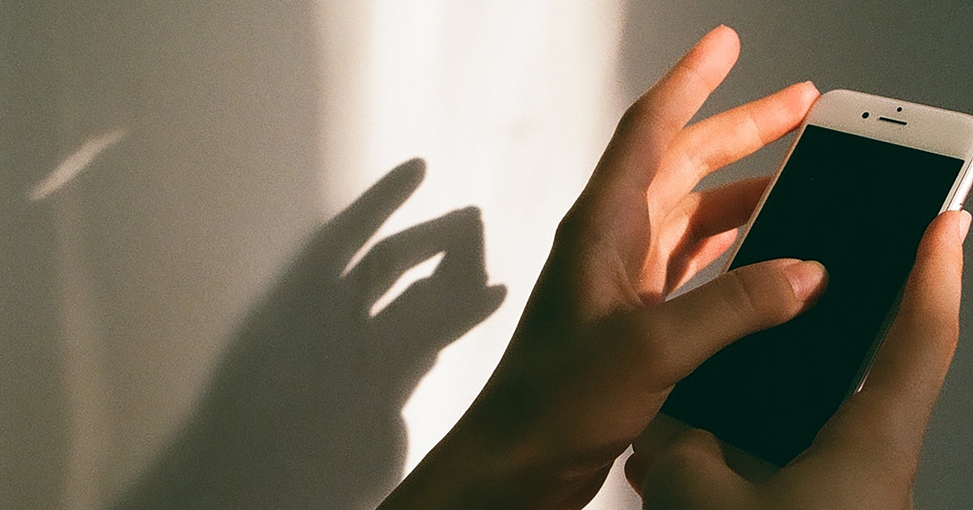 Phubbing Is Ruining Your Friendships & You Might Not Even Know You’re Doing It