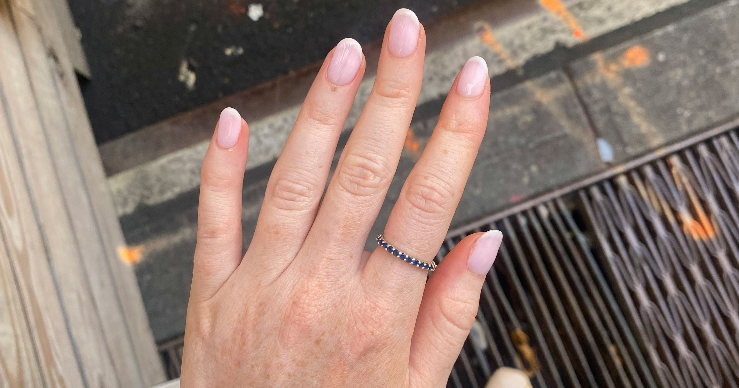 I Tried A “Muted French” Manicure & It Gives Effortlessness I Tried A “Muted French” Manicure & It Gives Effortlessness