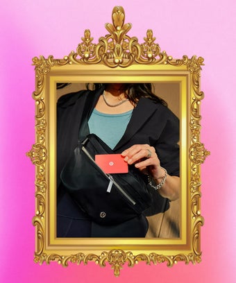 Eine Person hält eine Lululemon-Geschenkkarte