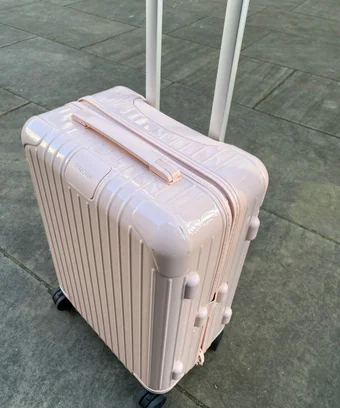 venus wong with her rimowa Essential cabin