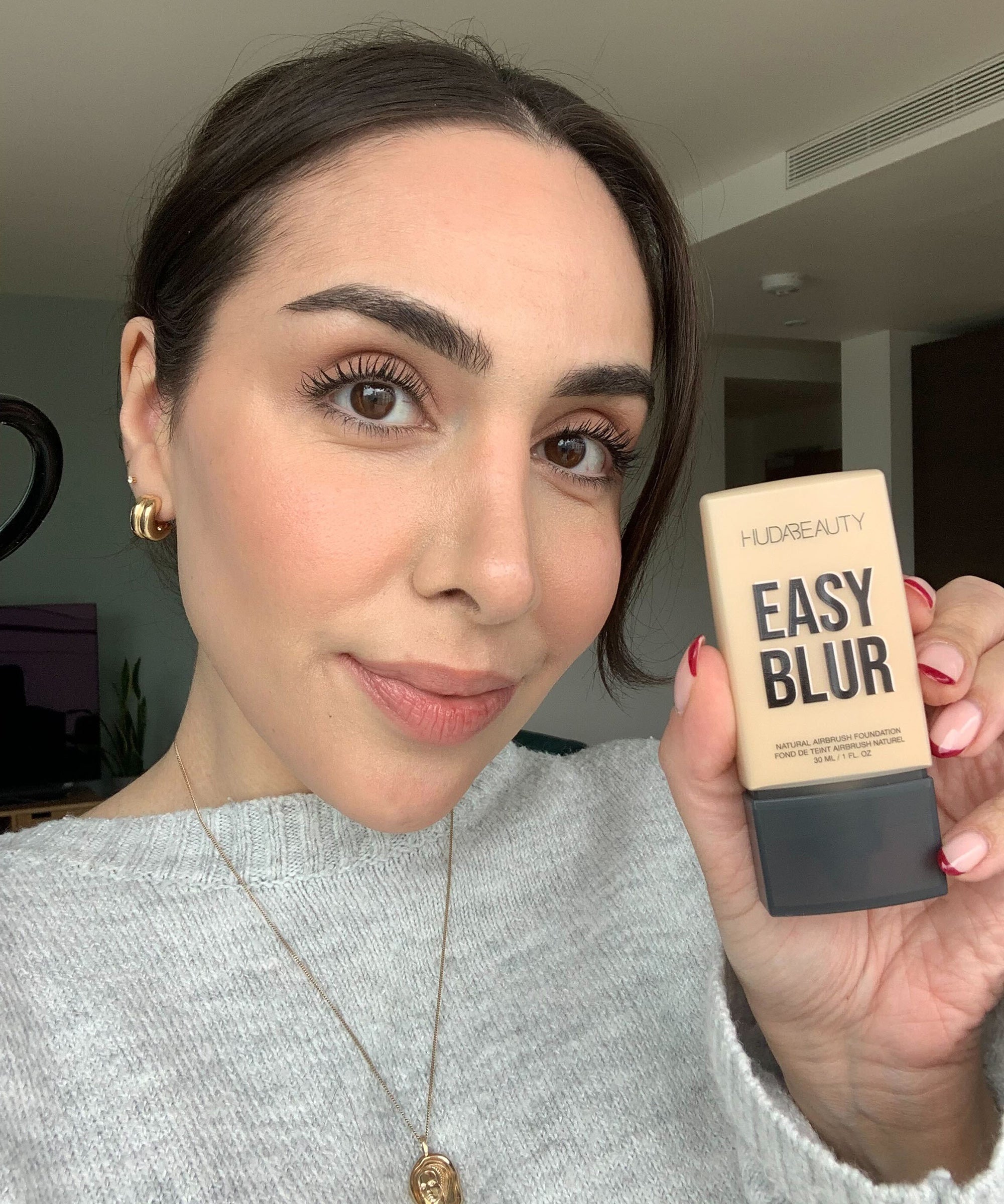 HUDA BEAUTY Easy Blur ファンデーション Easy Blur Natural Airbrush Foundation with Niacinamide – Huda Beauty