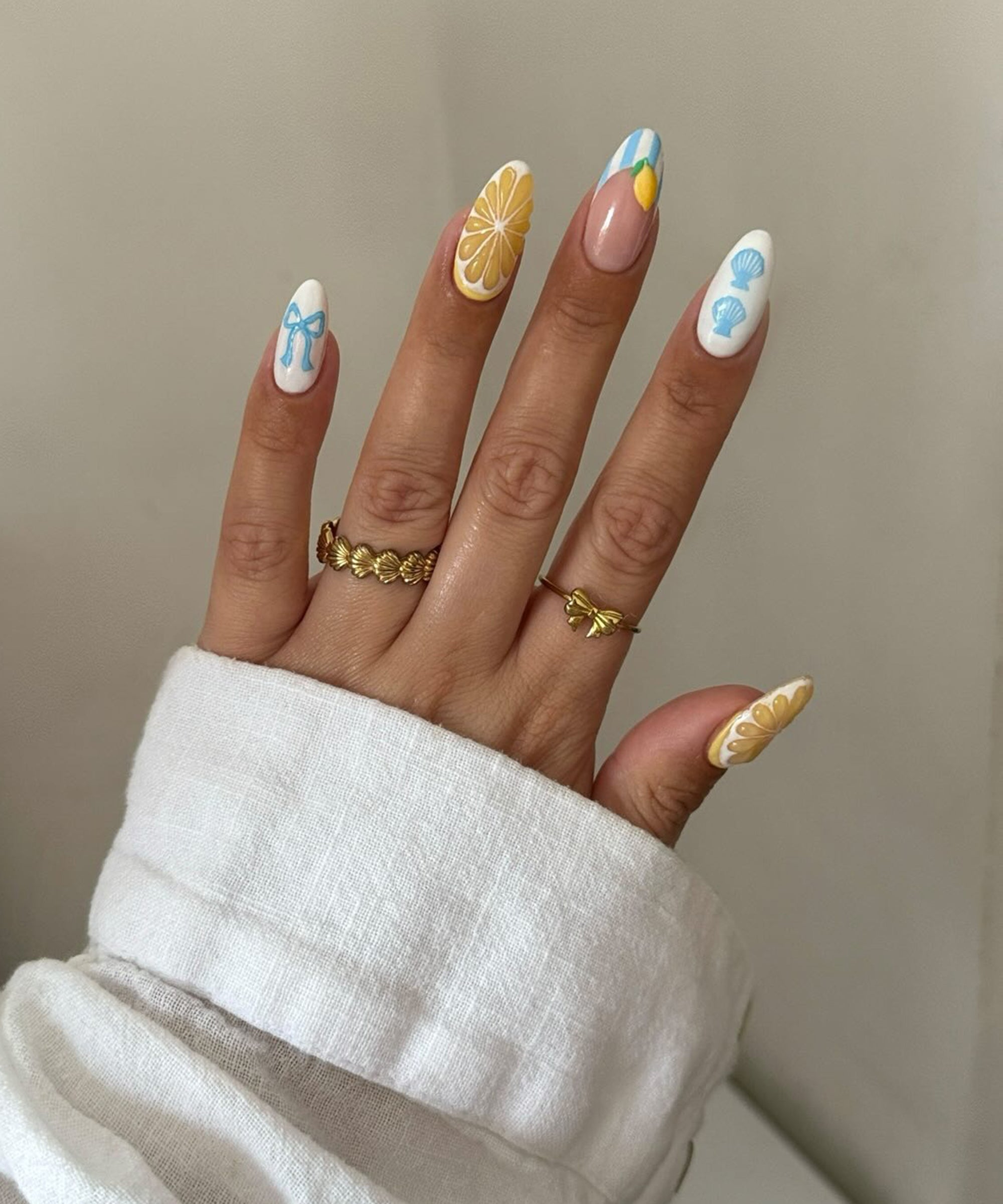 Simple Motif Nails That Capture Summer Vibes