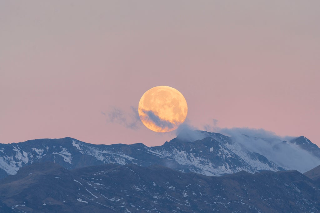 The Pink Full Moon In Libra Is Here — & It’s Your Wake Up Call