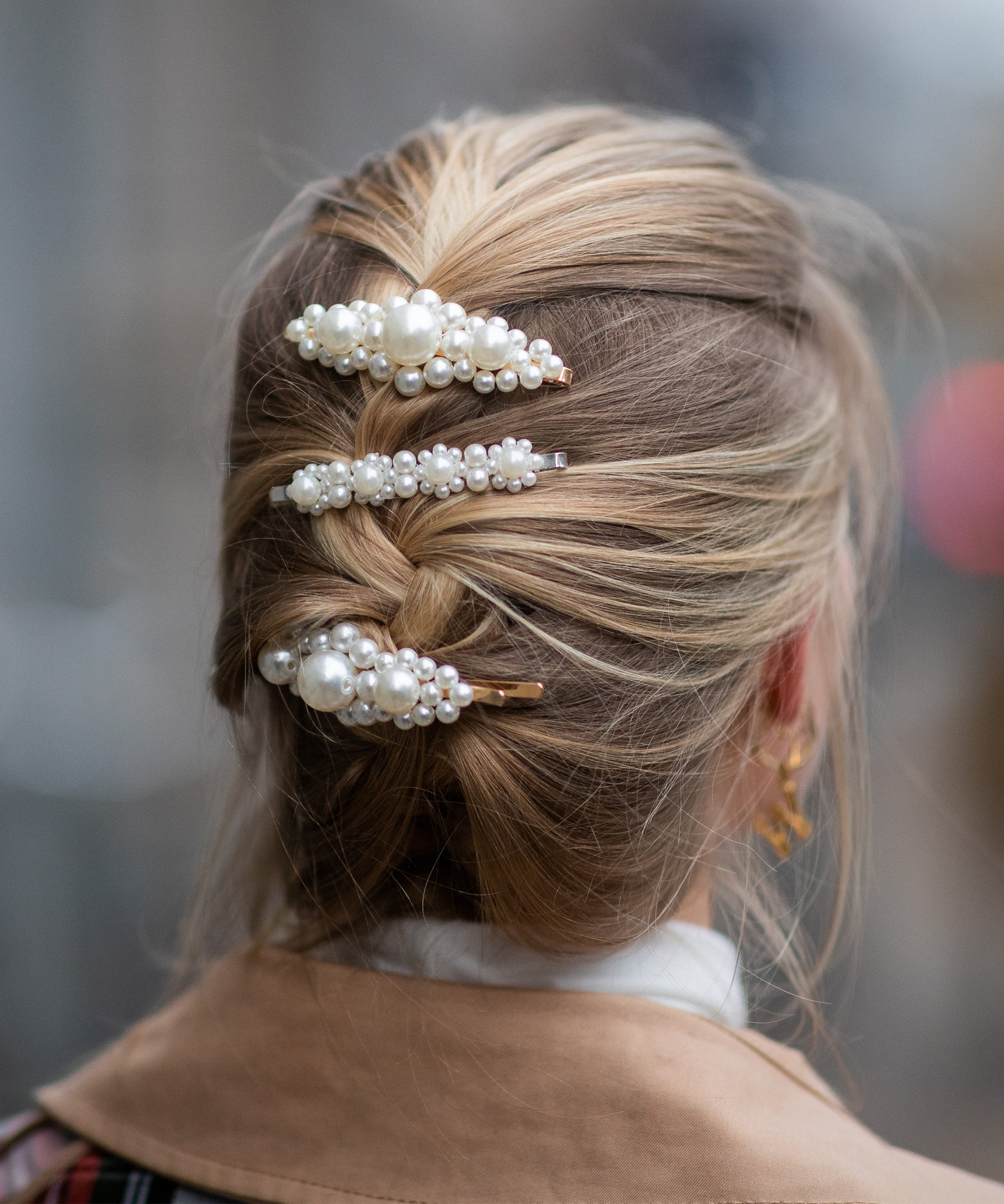 How To Rock Pearl Hair Clip Trend - Hotttest Hairstyles 