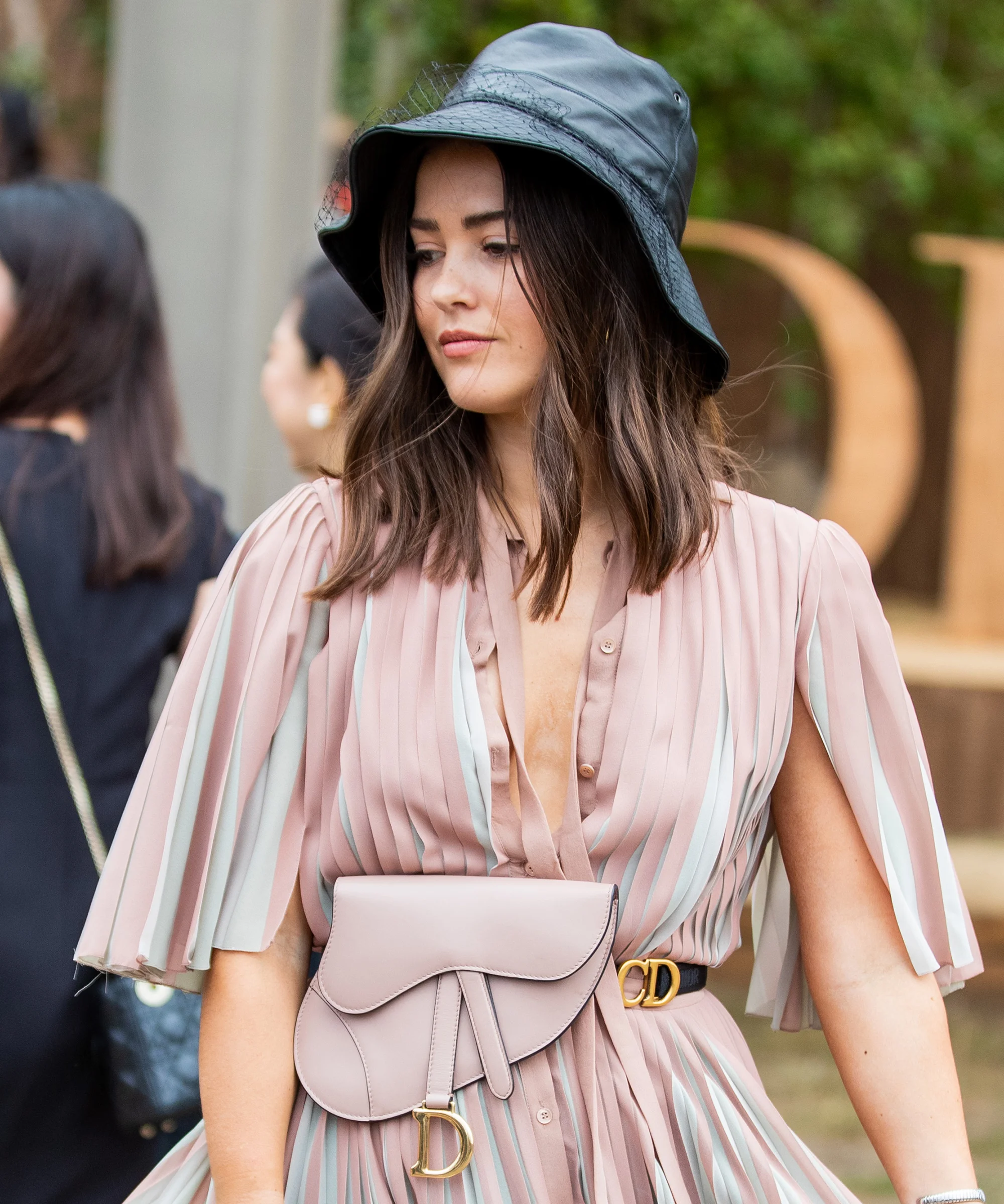 The Fresh Fall Haircut Taking Over The Streets Of Paris Fall Haircut Streets Paris,
