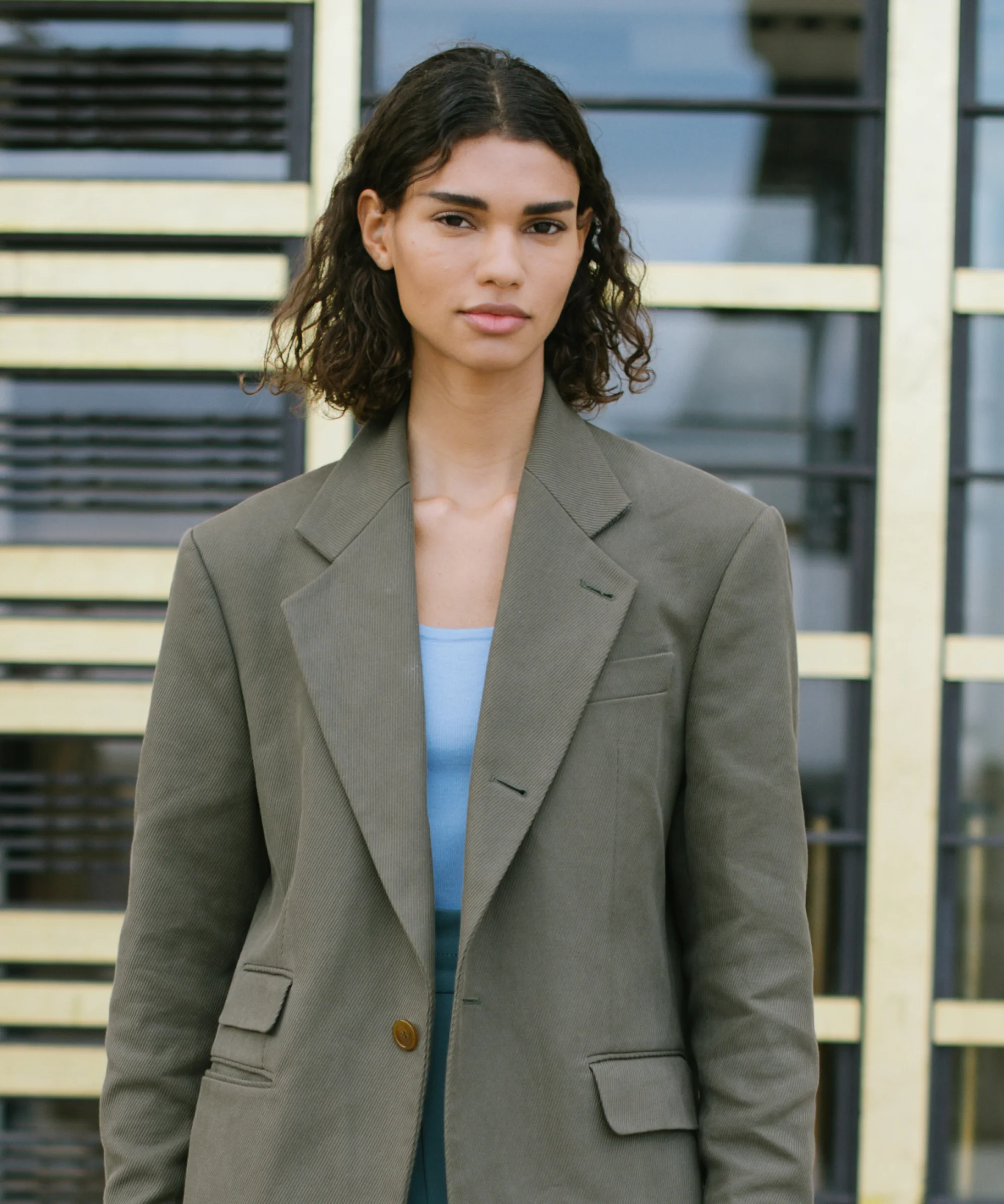 The Fresh Fall Haircut Taking Over The Streets Of Paris Fall Haircut Streets Paris,