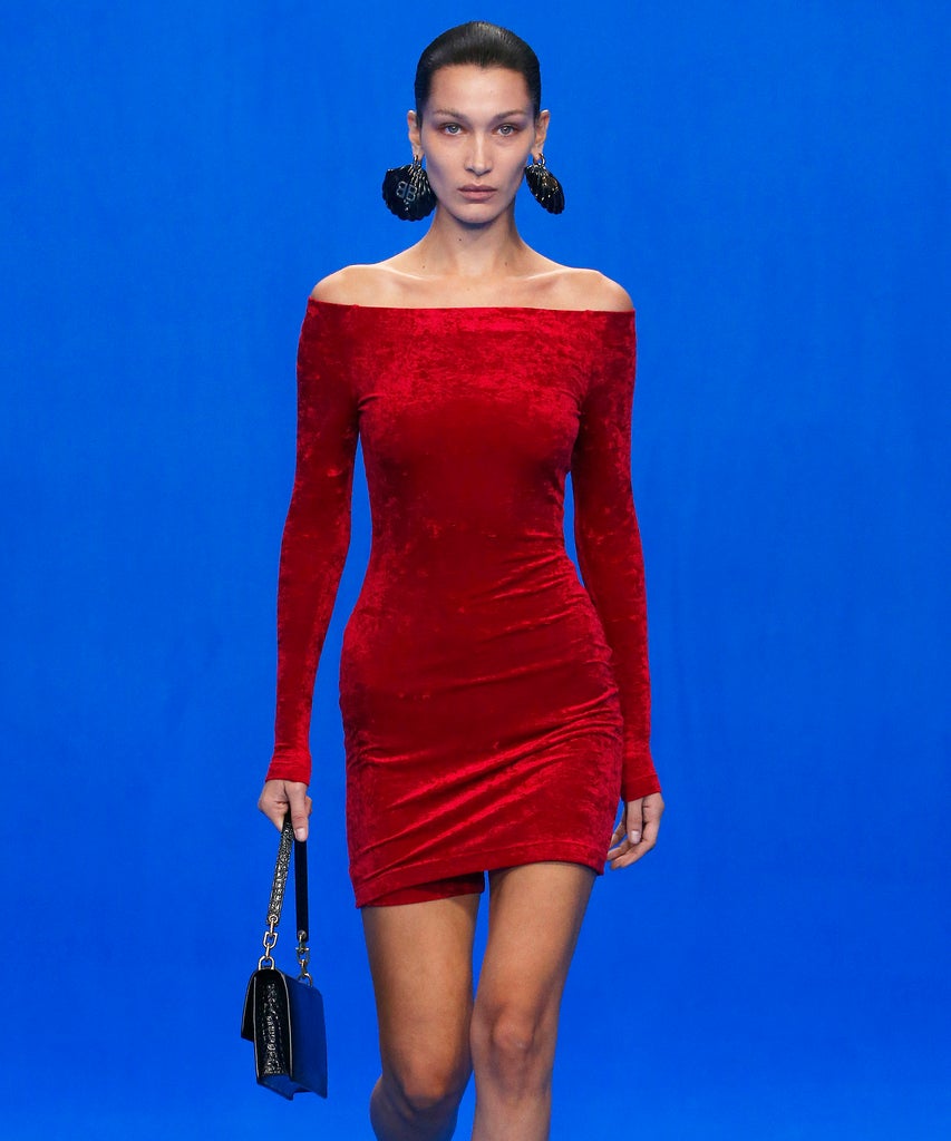 Bella Hadid Returns To Her Signature Hair Look For Paris Fashion Week Bella Hadid Paris Fashion Week,