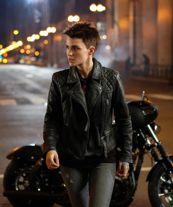 No Batwoman And Batgirl Are Not The Same Person At All