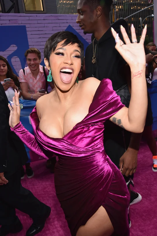 Um guia completo de todas as tatuagens de Cardi B 11 Slide 10