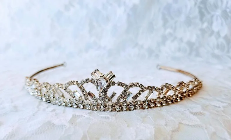 A Vintage Maven Explains The Throwback Costumes That Are Trending This Year Vintage Maven throwback Costumes,