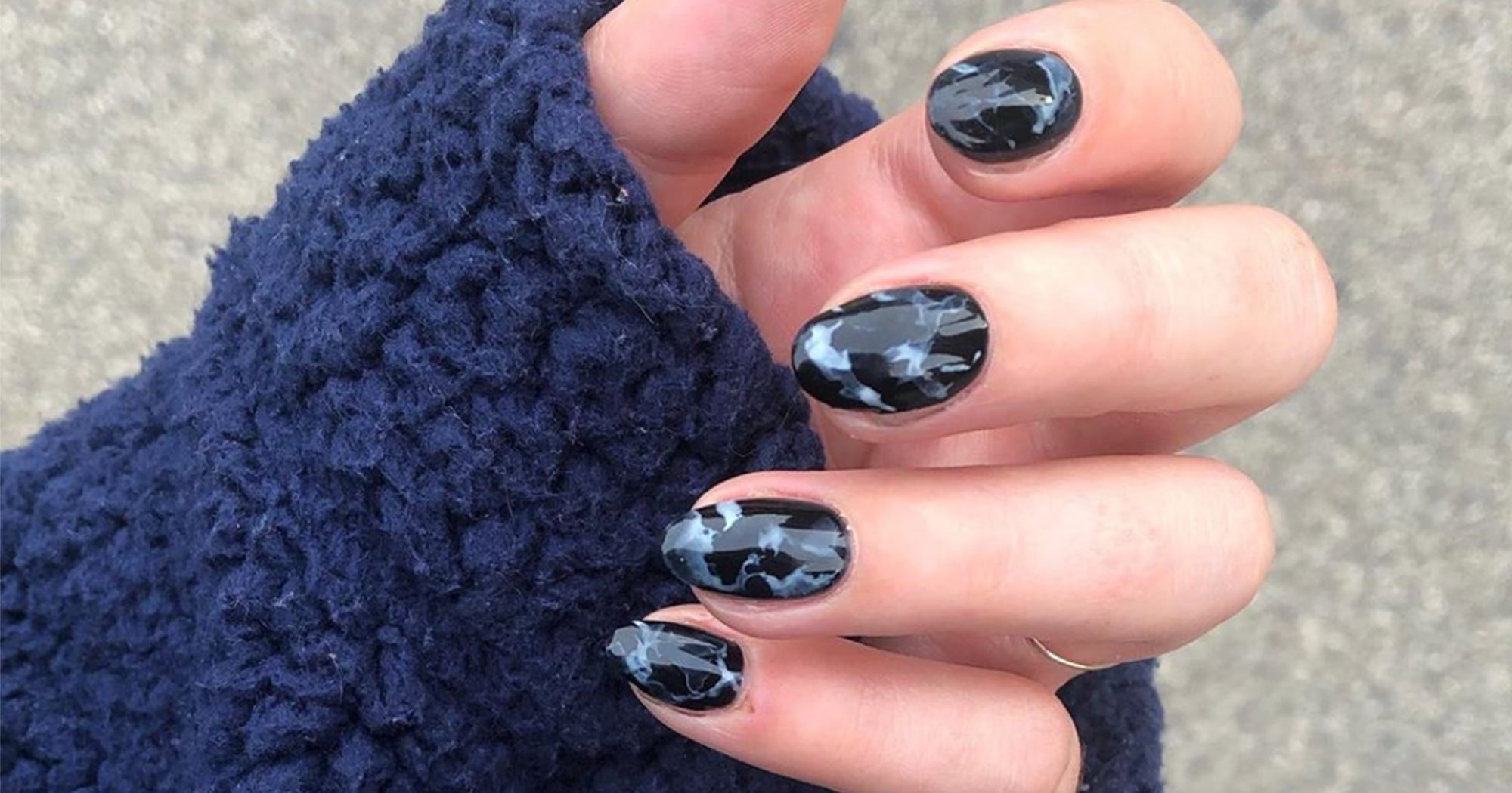 Schwarze Marble Nails Sind Im Winter Voll Im Trend