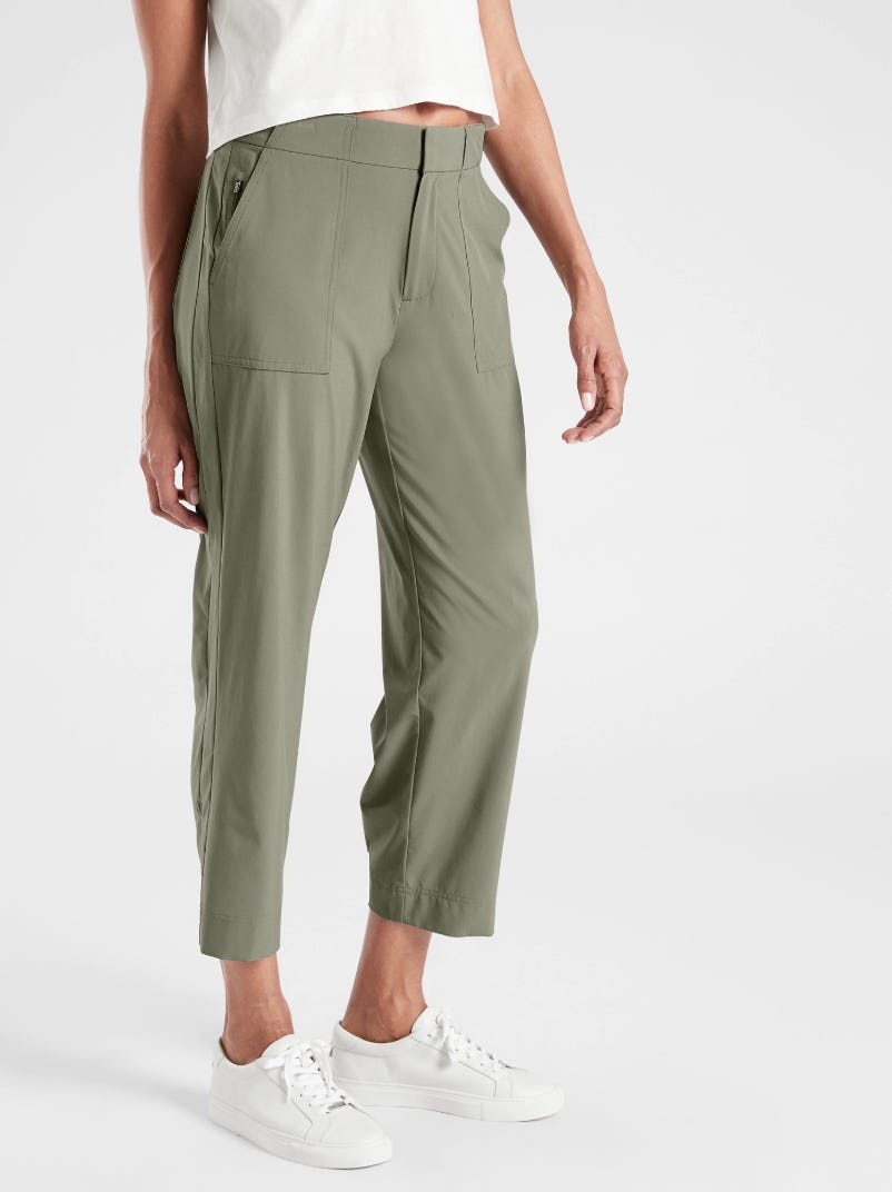 Chic Comfortable Travel Outfits To Wear On A Plane